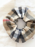 Lade das Bild in den Galerie-Viewer, *Burberry* Scrunchie Upcycling Nova Check
