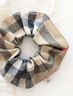 Lade das Bild in den Galerie-Viewer, *Burberry* Scrunchie Upcycling Nova Check
