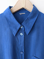 Lade das Bild in den Galerie-Viewer, *Kupferseide* Bluse Azurblau Premium Basic (L-XL)
