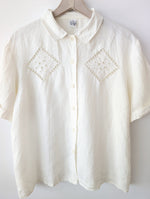 Lade das Bild in den Galerie-Viewer, *Leinen* Bluse Bohemian Lochspitze Creme (M-L)
