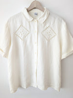 Lade das Bild in den Galerie-Viewer, *Leinen* Bluse Bohemian Lochspitze Creme (M-L)
