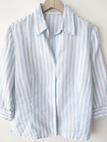 Lade das Bild in den Galerie-Viewer, *Leinen* Bluse Premium Basic Nadelstreifen Blau (L)
