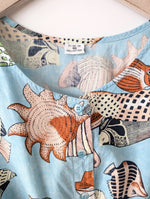Lade das Bild in den Galerie-Viewer, Bluse Cropped Fisch &amp; Muschel Print (XXL)

