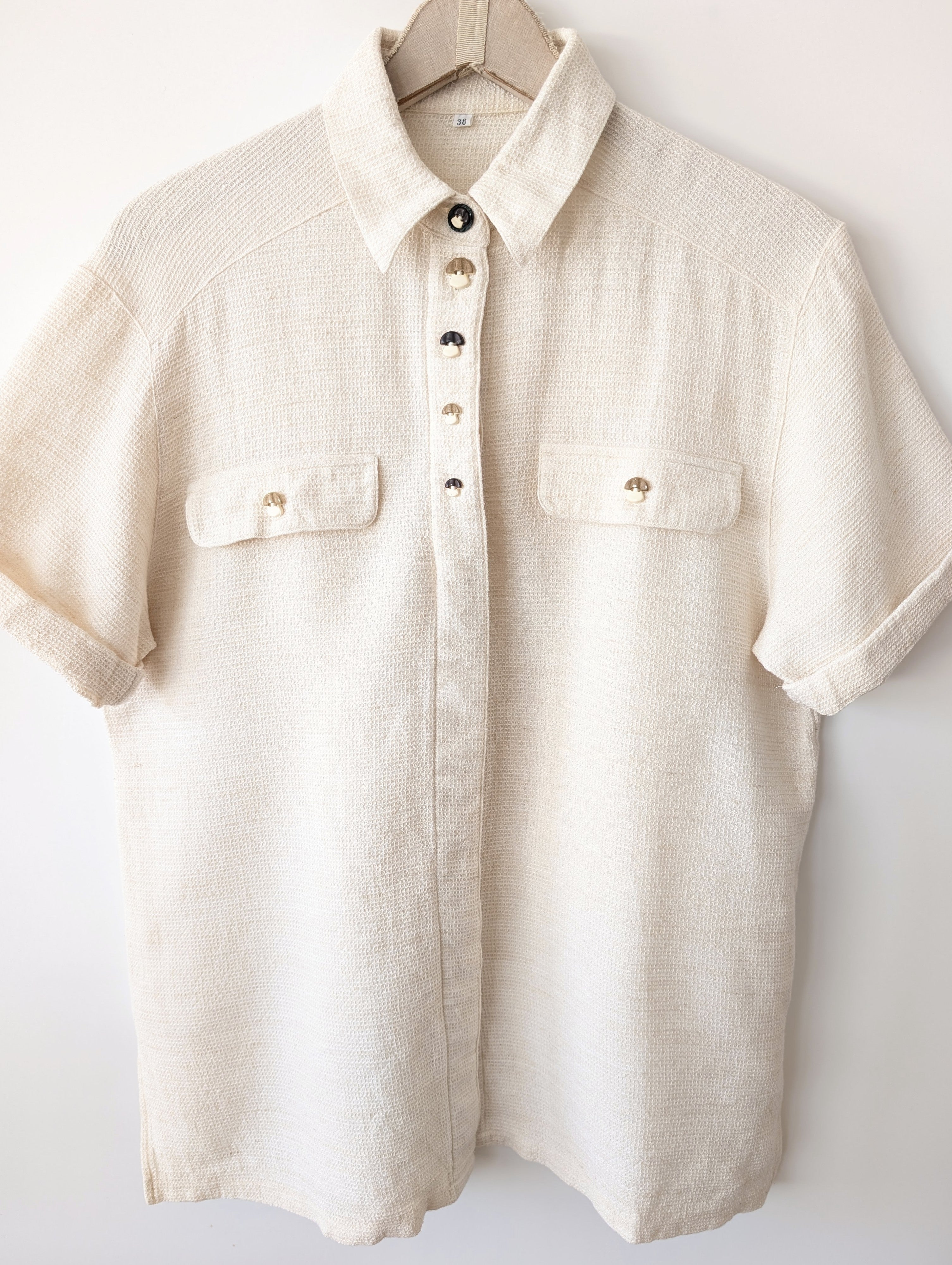 Bluse Pilz Holzknöpfe Piqué Leinen (M-L)