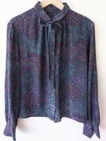 Lade das Bild in den Galerie-Viewer, *Seide* Bluse 80s Psychdelic Print Schleife (M-L)
