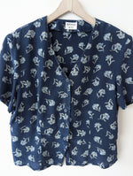 Lade das Bild in den Galerie-Viewer, *Seide* Bluse Blumen Print Marineblau (L)
