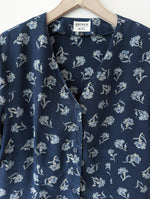 Lade das Bild in den Galerie-Viewer, *Seide* Bluse Blumen Print Marineblau (L)

