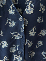 Lade das Bild in den Galerie-Viewer, *Seide* Bluse Blumen Print Marineblau (L)
