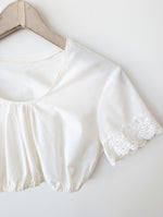 Lade das Bild in den Galerie-Viewer, Dirndl Bluse 80s Lochspitze Kurzarm (S-M)
