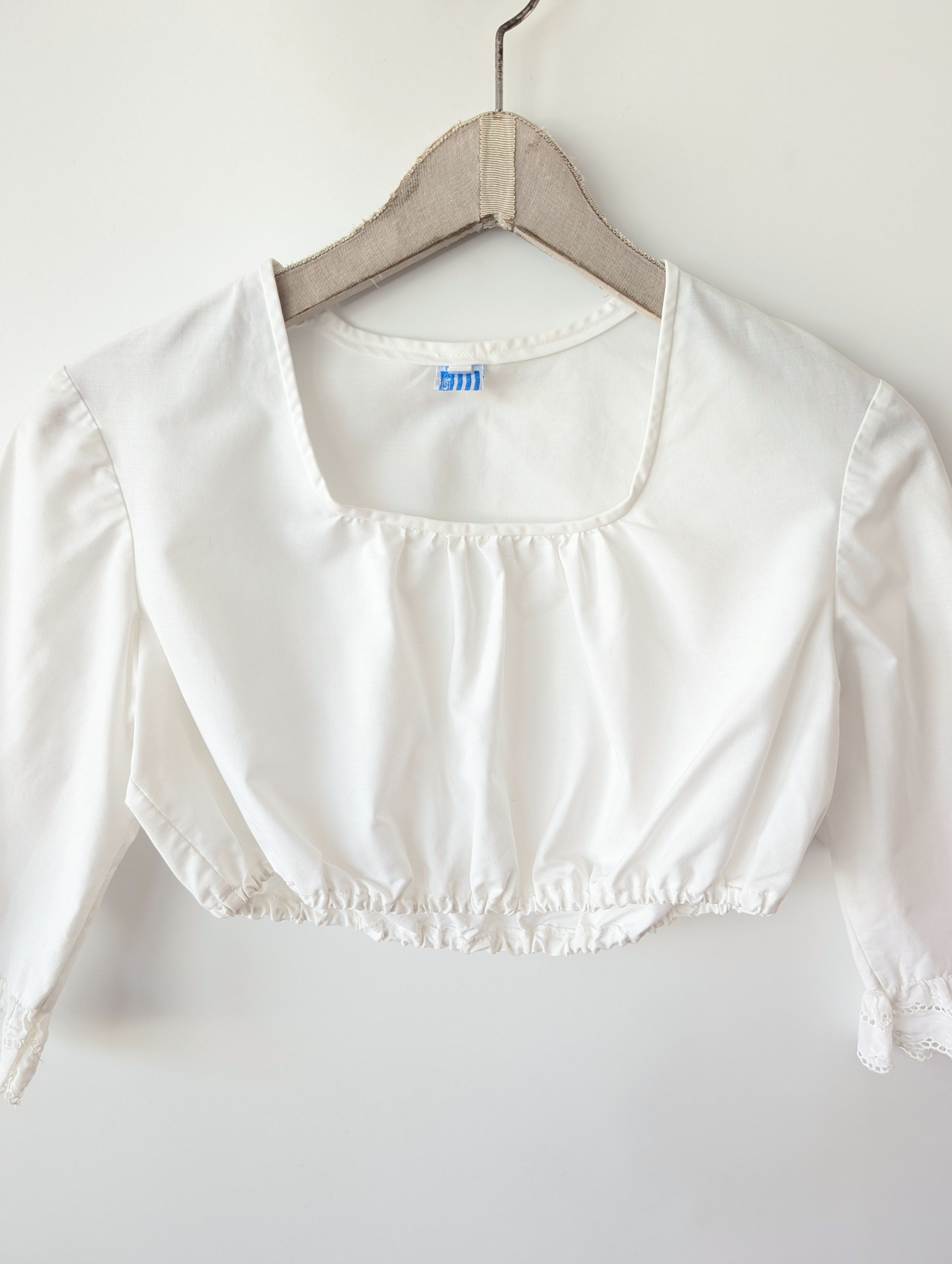 Dirndl Bluse 80s Rüschen Lochspitze (S-M)