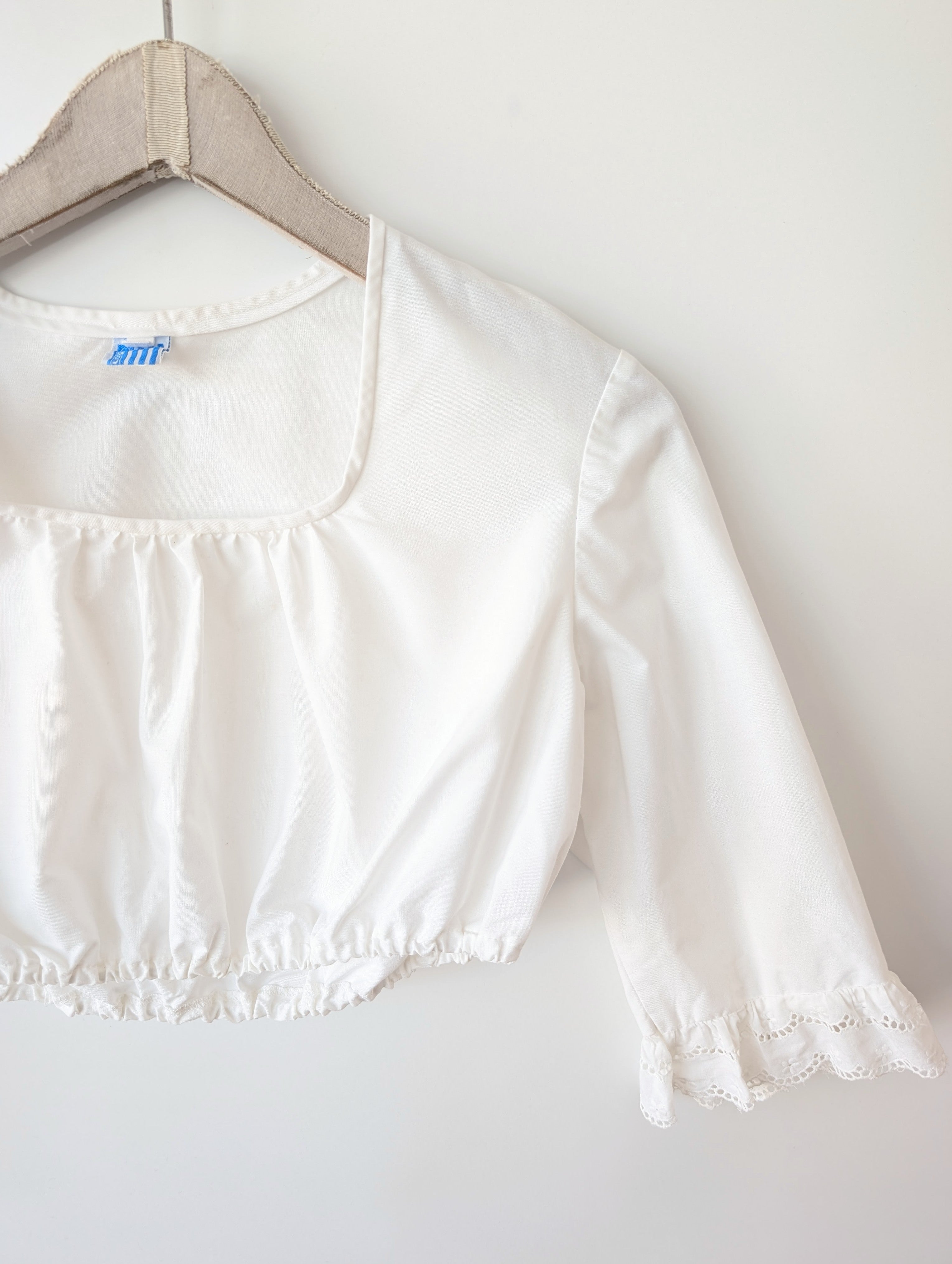 Dirndl Bluse 80s Rüschen Lochspitze (S-M)