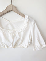 Lade das Bild in den Galerie-Viewer, Dirndl Bluse 80s Lochspitze Leinen (M-L)
