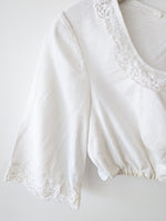 Lade das Bild in den Galerie-Viewer, Dirndl Bluse 80s Lochspitze Leinen (M-L)
