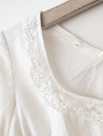 Lade das Bild in den Galerie-Viewer, Dirndl Bluse 80s Lochspitze Leinen (M-L)
