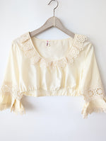Lade das Bild in den Galerie-Viewer, Dirndl Bluse Cropped 70s Lochspitze (S-M)
