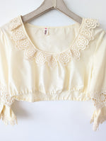 Lade das Bild in den Galerie-Viewer, Dirndl Bluse Cropped 70s Lochspitze (S-M)
