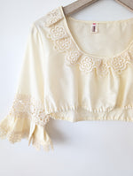 Lade das Bild in den Galerie-Viewer, Dirndl Bluse Cropped 70s Lochspitze (S-M)
