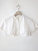 Lade das Bild in den Galerie-Viewer, Dirndl Bluse 80s Rüschen Lochspitze Bordüre (S-M)
