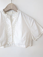 Lade das Bild in den Galerie-Viewer, Dirndl Bluse 80s Rüschen Lochspitze Bordüre (S-M)
