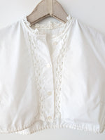 Lade das Bild in den Galerie-Viewer, Dirndl Bluse 80s Rüschen Lochspitze Bordüre (S-M)
