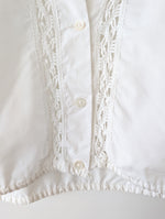 Lade das Bild in den Galerie-Viewer, Dirndl Bluse 80s Rüschen Lochspitze Bordüre (S-M)
