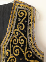 Lade das Bild in den Galerie-Viewer, RARE 70s Bohemian Samt Weste Elefant Stick (L)
