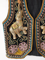 Lade das Bild in den Galerie-Viewer, RARE 70s Bohemian Samt Weste Elefant Blumen Stick (L)
