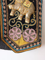 Lade das Bild in den Galerie-Viewer, RARE 70s Bohemian Samt Weste Elefant Blumen Stick (L)
