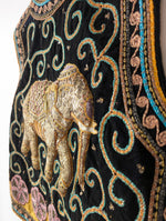 Lade das Bild in den Galerie-Viewer, RARE 70s Bohemian Samt Weste Elefant Blumen Stick (L)
