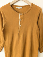 Lade das Bild in den Galerie-Viewer, *Merz b. Schwanen* Longsleeve Henley Ocker Singlestichted (S-M)
