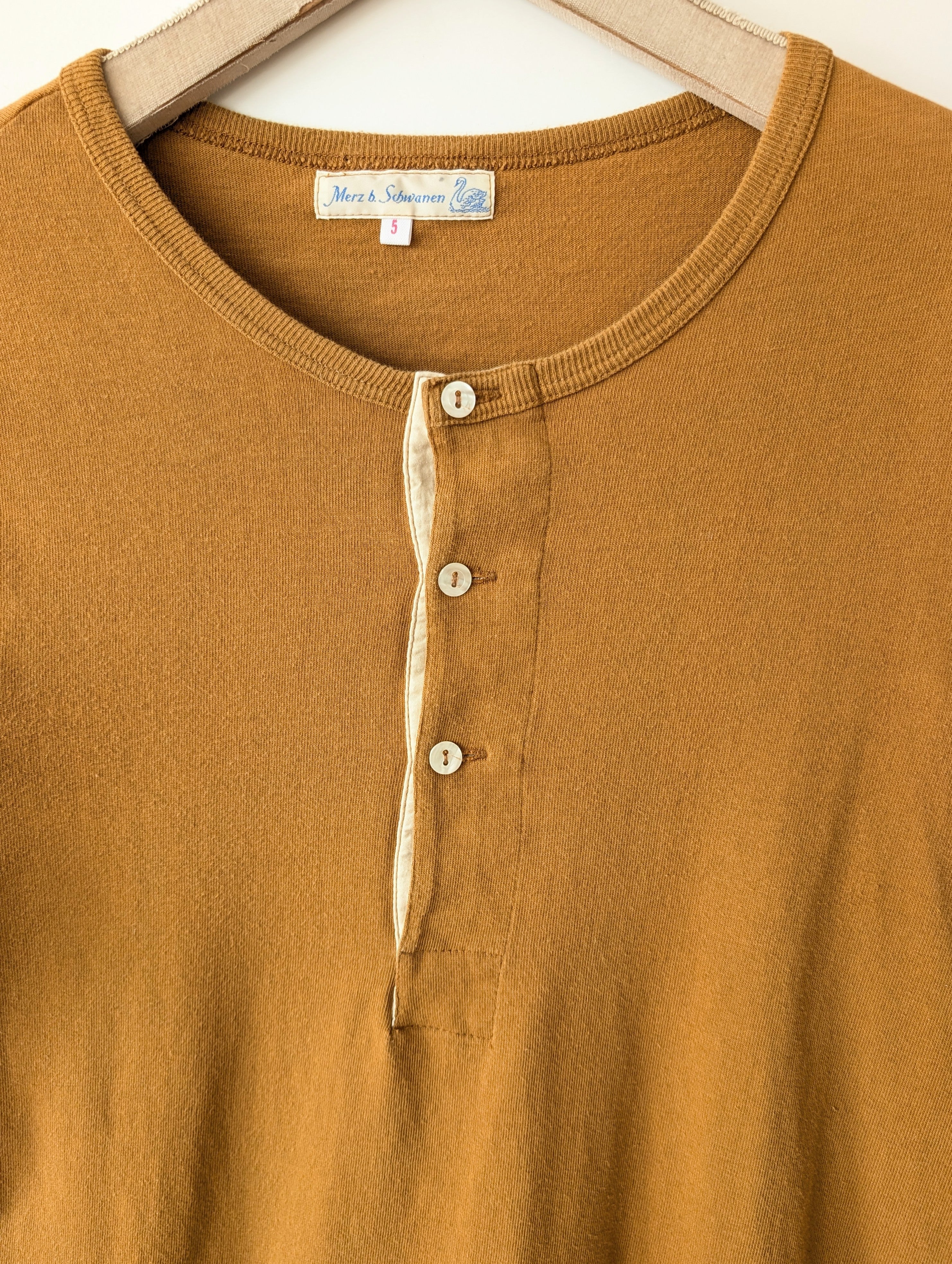 *Merz b. Schwanen* Longsleeve Henley Ocker Singlestichted (S-M)