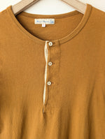 Lade das Bild in den Galerie-Viewer, *Merz b. Schwanen* Longsleeve Henley Ocker Singlestichted (S-M)
