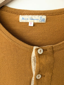 *Merz b. Schwanen* Longsleeve Henley Ocker Singlestichted (S-M)