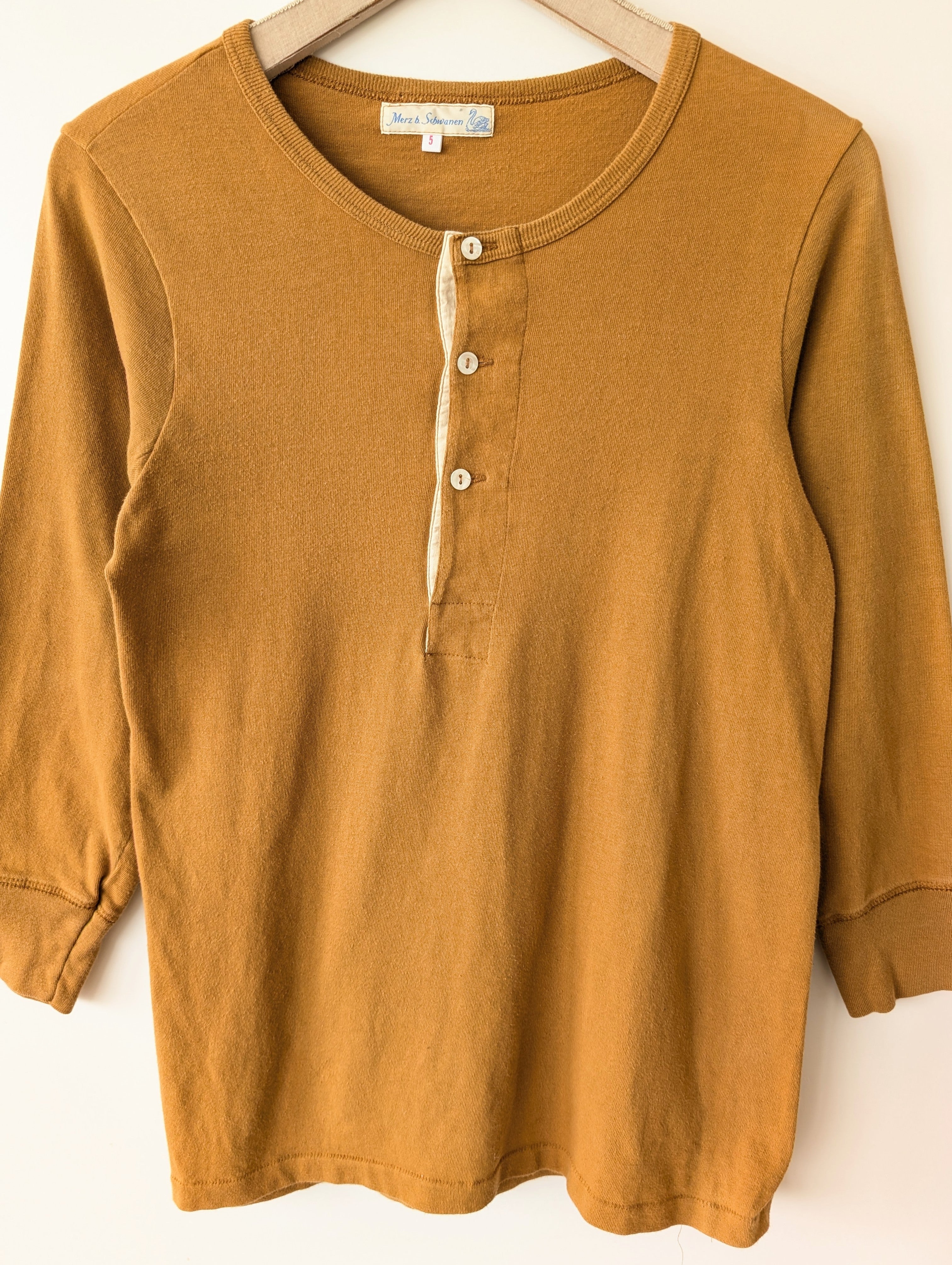 *Merz b. Schwanen* Longsleeve Henley Ocker Singlestichted (S-M)