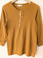 Lade das Bild in den Galerie-Viewer, *Merz b. Schwanen* Longsleeve Henley Ocker Singlestichted (S-M)
