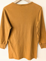 Lade das Bild in den Galerie-Viewer, *Merz b. Schwanen* Longsleeve Henley Ocker Singlestichted (S-M)
