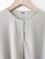 Lade das Bild in den Galerie-Viewer, *Armani* Long Bluse 100% Seide Hellgrau (L-XL)
