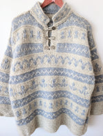 Lade das Bild in den Galerie-Viewer, *Wolle* Handmade Pullover Tulpen Folklore Hellblau (XL)
