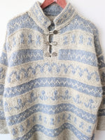 Lade das Bild in den Galerie-Viewer, *Wolle* Handmade Pullover Tulpen Folklore Hellblau (XL)
