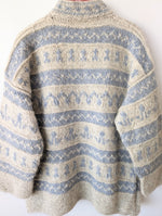 Lade das Bild in den Galerie-Viewer, *Wolle* Handmade Pullover Tulpen Folklore Hellblau (XL)
