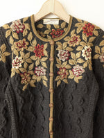 Lade das Bild in den Galerie-Viewer, *Wolkensticker* RARE Cardigan Blumen Stick Wolle Handmade (S-M)
