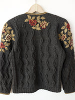 Lade das Bild in den Galerie-Viewer, *Wolkensticker* RARE Cardigan Blumen Stick Wolle Handmade (S-M)
