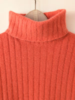 Lade das Bild in den Galerie-Viewer, *Angora* Pullover Rollkragen Koralle Apricot (S-M)
