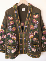 Lade das Bild in den Galerie-Viewer, *Wolle* Cardigan Bohemian Blumen Stickerei (L-XL)

