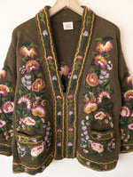 Lade das Bild in den Galerie-Viewer, *Wolle* Cardigan Bohemian Blumen Stickerei (L-XL)
