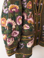 Lade das Bild in den Galerie-Viewer, *Wolle* Cardigan Bohemian Blumen Stickerei (L-XL)
