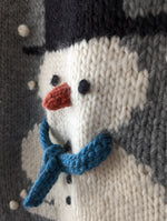 Lade das Bild in den Galerie-Viewer, *Handmade* Pullover Wolle Schneemann Stick (M-L)
