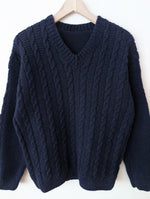 Lade das Bild in den Galerie-Viewer, *Wolle* Handmade Pullover Zopfstrick Marine (XL)
