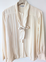 Lade das Bild in den Galerie-Viewer, *Jil Sander* Bluse Seide Schleife Creme (L)
