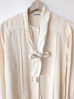 Lade das Bild in den Galerie-Viewer, *Jil Sander* Bluse Seide Schleife Creme (L)
